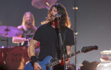 Dave Grohl reflecteert op het schrijven van een boek in de trailer van The Storyteller
